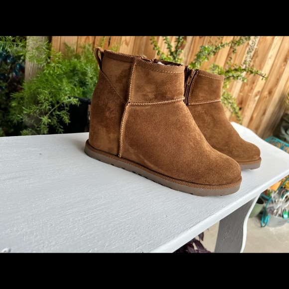 Boots are practically new - Picture 1 of 5